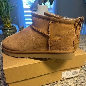 Ugg classic ultra Mini size 7